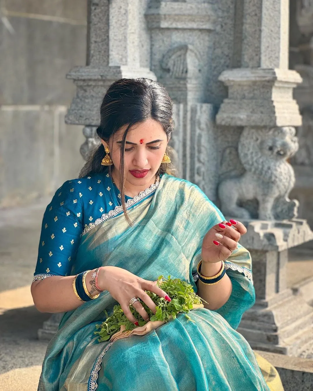INDIAN TV ACTRESS SRAVANTHI CHOKARAPU IN BLUE SAREE BLOUSE 2